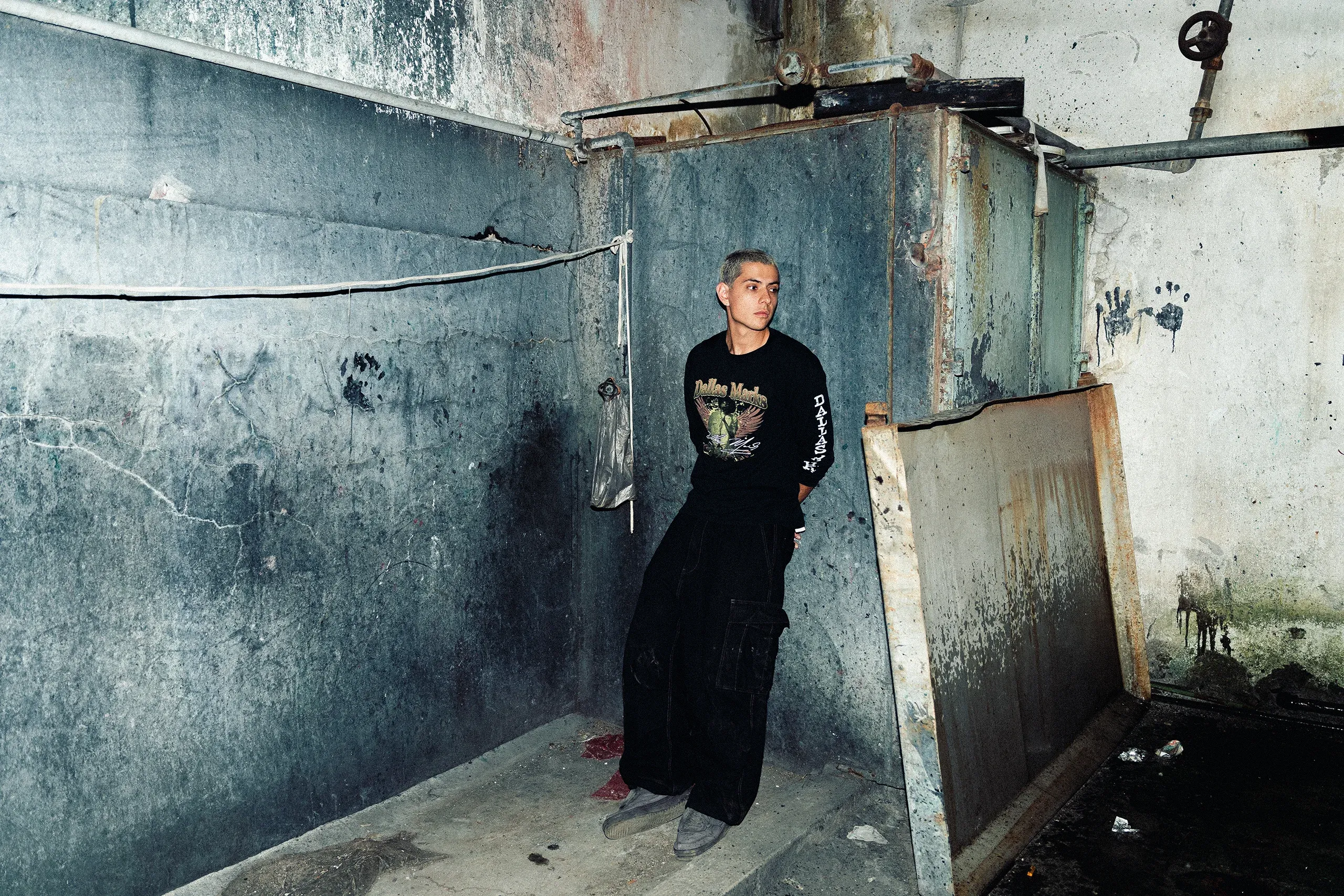 Galo Barker recargado en un cuarto industrial abandonado