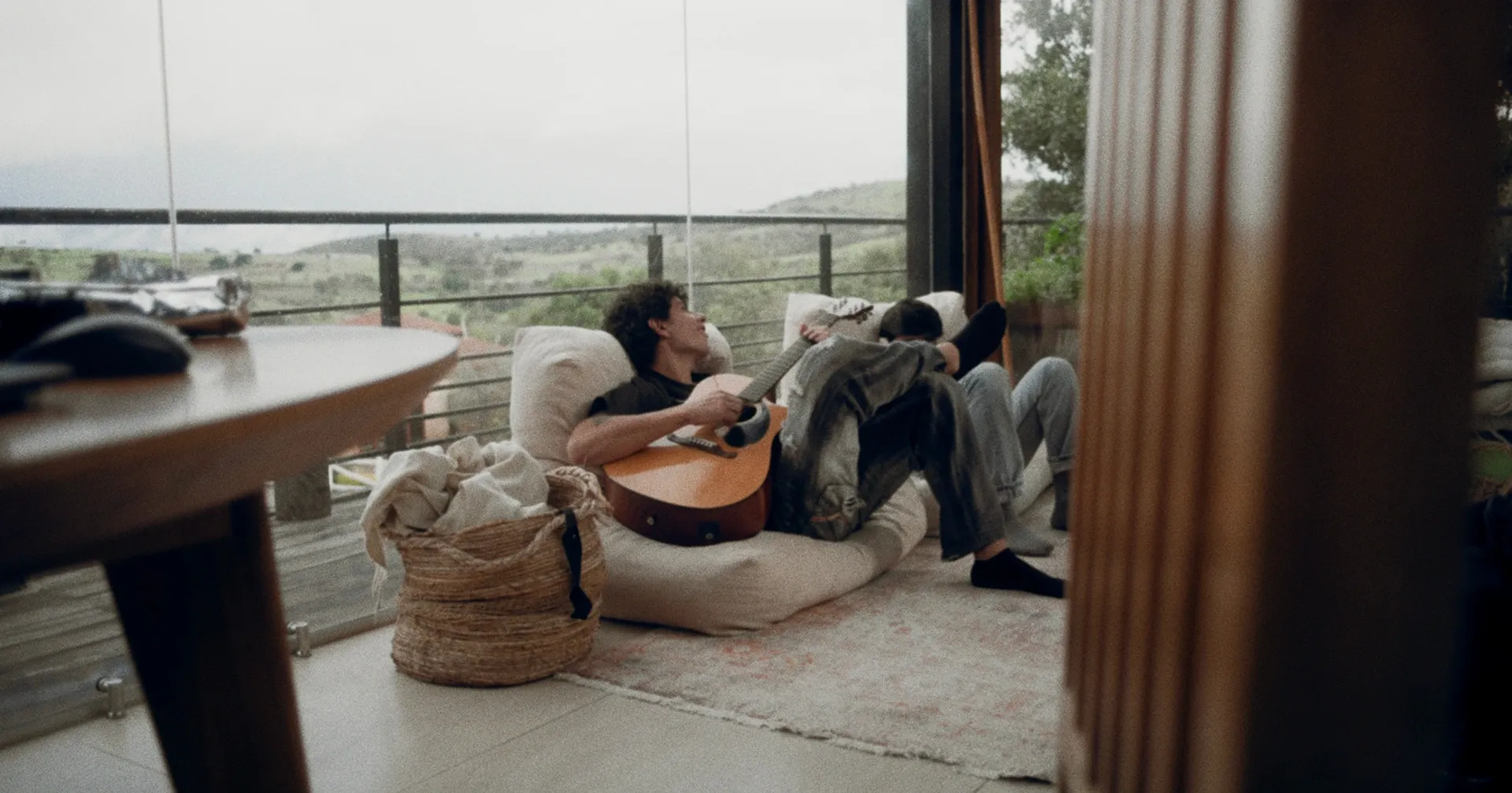 Galo Barker en terraza con guitarra